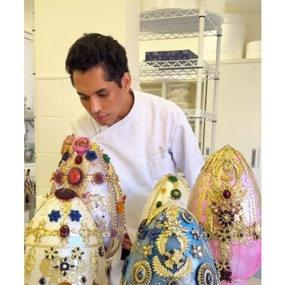 Trio de ovos Fabergé de chocolate é exibido com destaque pelo confeiteiro Denilson Lima