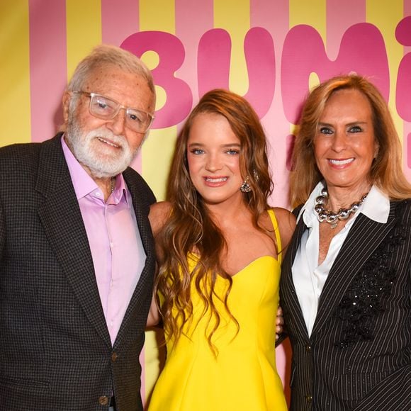 Rafa Justus também posou ao lado de Helô Pinheiro e do avô materno, Fernando Pinheiro, durante o jantar da Bumi Love. A presença da família marcou a noite especial em que a jovem foi anunciada como embaixadora da nova marca de beleza