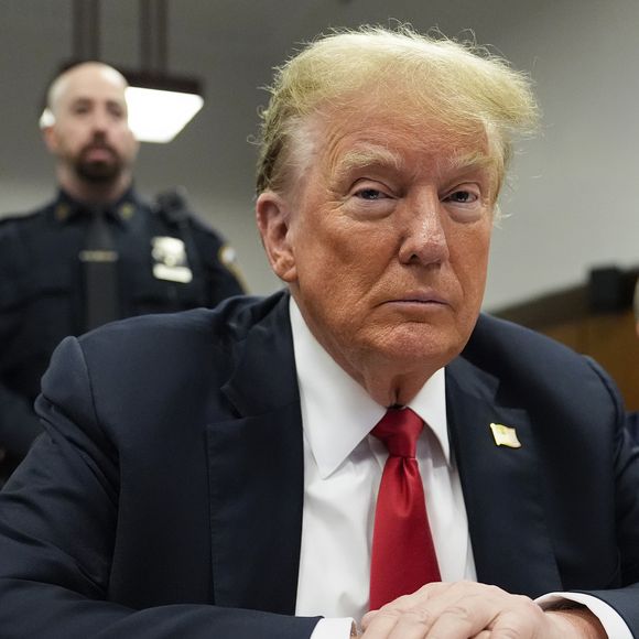 Enquanto Trump enfrenta processos judiciais nos EUA, Karla Sofía Gascón lida com o tribunal das redes sociais.