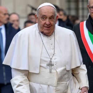2024: Papa Francisco chega à Piazza di Spagna, em Roma, para a oração à Imaculada Conceição