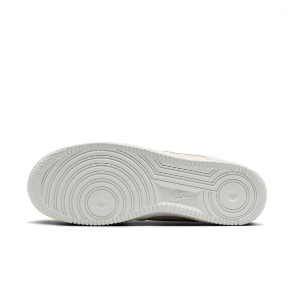 Da lembrança de infância ao desejo de consumo. A clássica estampa paisley atravessou gerações, voltou a ser tendência e agora é protagonista do Nike Air Force 1 Low Paisley, um lançamento que promete transformar os looks boho chic