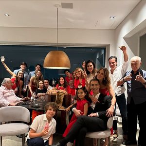 Ticiane Pinheiro, César Tralli e a filha, Manuella, em foto de família no Natal 2024
