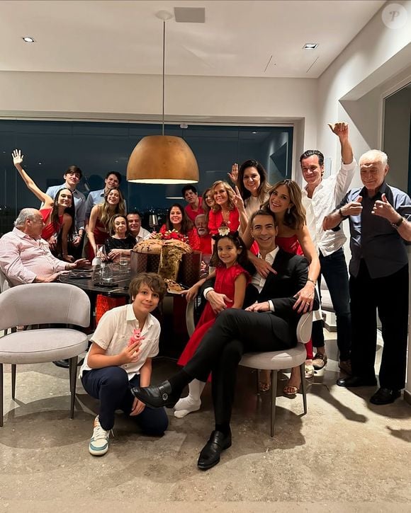 Ticiane Pinheiro, César Tralli e a filha, Manuella, em foto de família no Natal 2024