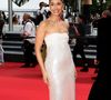 Cannes 2025: Camila Pitanga escolheu um vestido tomara que caia com 'escamas' para o festival