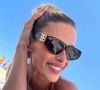 Depois de as superar, YasmIn Brunet posou deslumbrante na praia nesta quinta-feira (27)
