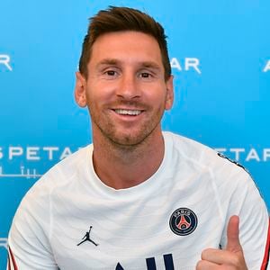 Lionel Messi é amplamente considerado uma pessoa introvertida, reservada e tímida, características marcantes ao longo de sua carreira, especialmente no início no Barcelona.