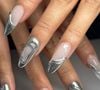 O metalizado é praticamente obrigatório na virada do ano, e a versão prateada com acabamento escultural transforma a nail art em um verdadeiro acessório.