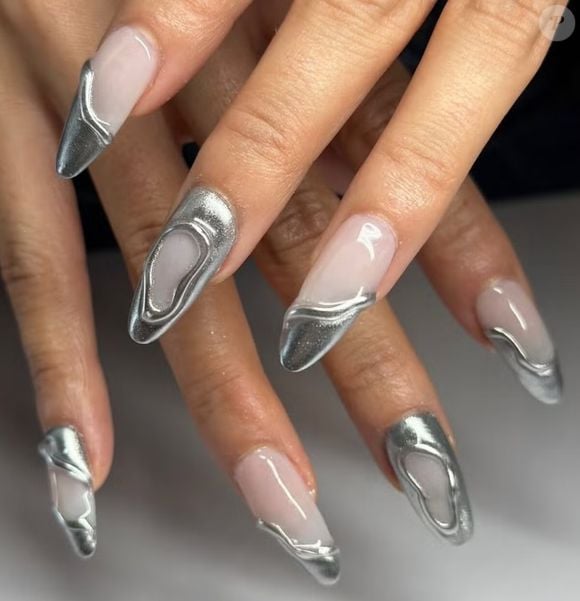 O metalizado é praticamente obrigatório na virada do ano, e a versão prateada com acabamento escultural transforma a nail art em um verdadeiro acessório.