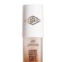 A parte mais doce do perfume Leite Café Sol de Janeiro aparece no final, quando o leite condensado e a espuma de baunilha se acomodam sobre a pele