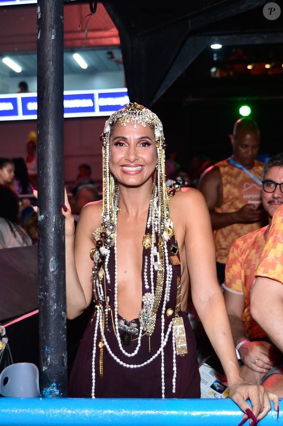 A atriz Camila Pitanga escolheu um look elegante para ver de pertinho os desfiles do Rio em camarote