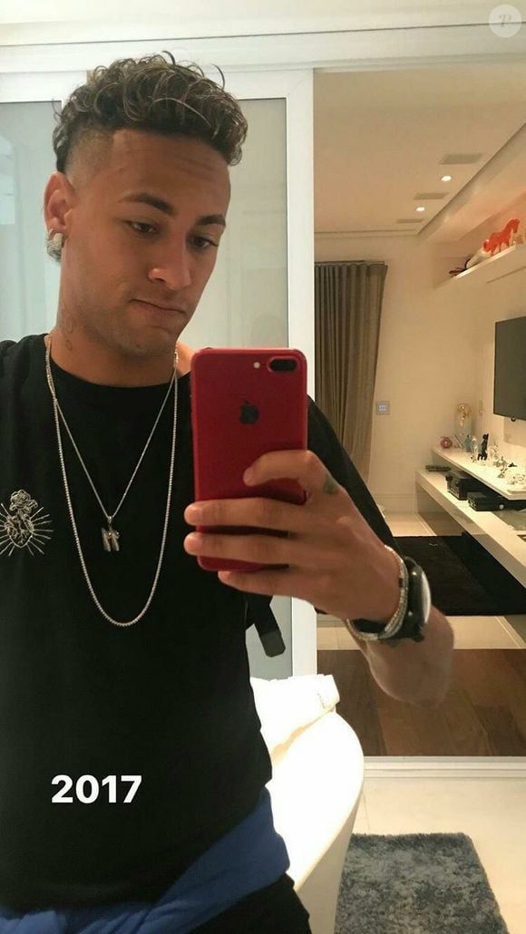 Já não falamos que Neymar gosta de fazer luzes no cabelo? Essa foto mostra isso