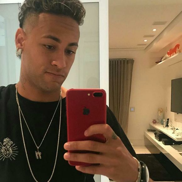 Já não falamos que Neymar gosta de fazer luzes no cabelo? Essa foto mostra isso