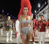 Para o desfile, Deborah Secco elegeu um look prateado repleto de franjas de strass