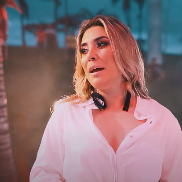 Naiara Azevedo também adotou um novo visual e se apresentou loira por um bom tempo