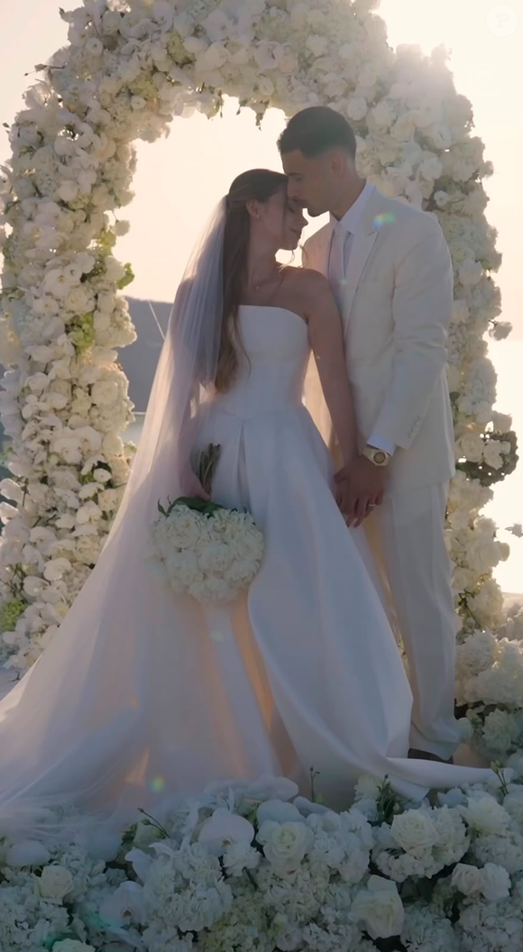 Gabriel Martinelli se casou com Isabella Rousso em Santorini, na Grécia, em uma cerimônia cercada por familiares e amigos próximos