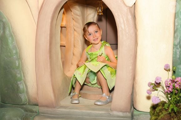 Filha caçula de Roberto Justus posou nos ambientes da festa