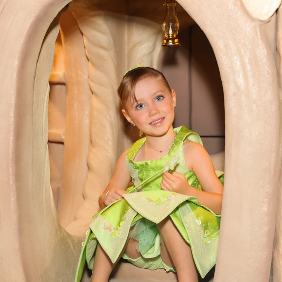 Filha caçula de Roberto Justus posou nos ambientes da festa