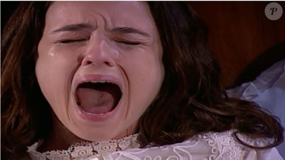 Rosana (Carolina Kasting) sofre com afastamento de Matteo enquanto amamenta filho