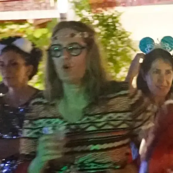 Férias e samba no pé: Longe das notícias do Papa, Ilze aproveita o calor brasileiro e a animação carnavalesca.