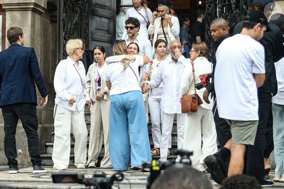 Gilberto Gil se emociona ao sair do velório da filha Preta Gil: ele estava de mãos dadas com Flora Gil, sua esposa atual