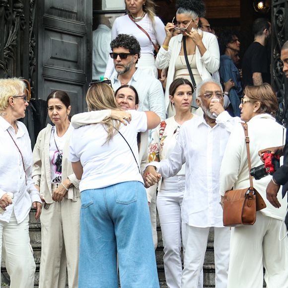 Gilberto Gil se emociona ao sair do velório da filha Preta Gil: ele estava de mãos dadas com Flora Gil, sua esposa atual