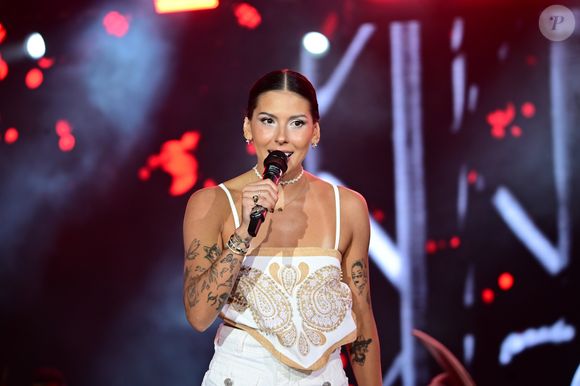 Mesmo após a separação, Ana Castela optou por cantar com Zé Felipe no palco. A atitude da cantora, no entanto, dividiu opiniões entre fãs e internautas