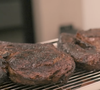 Um dos cortes de carne mais requintados do mundo, o tomahawk reúne duas partes bastante valorizadas do boi: o bife ancho e um longo pedaço da costela