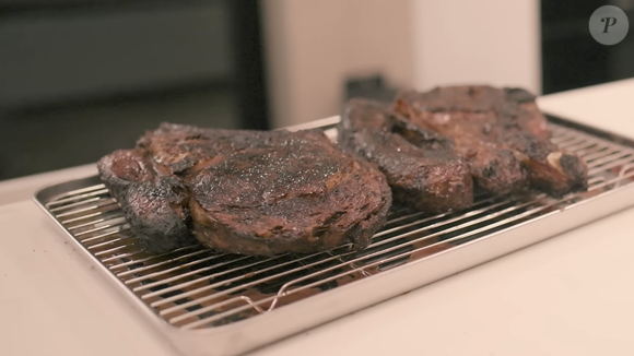 Um dos cortes de carne mais requintados do mundo, o tomahawk reúne duas partes bastante valorizadas do boi: o bife ancho e um longo pedaço da costela