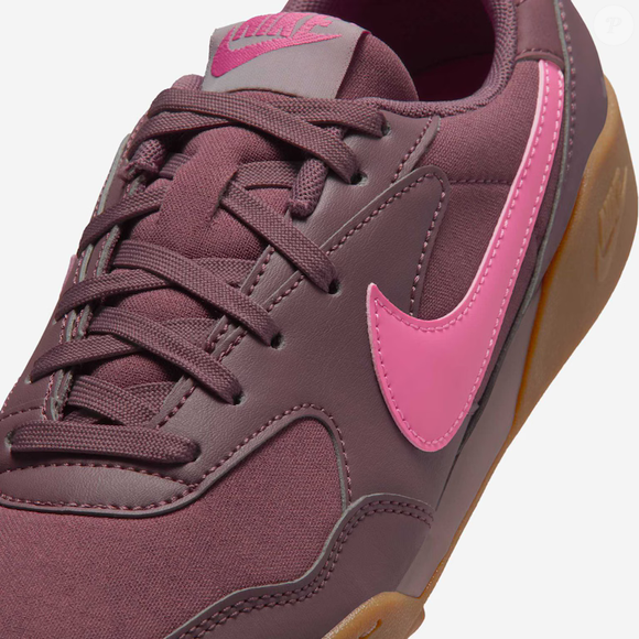 Inspirado em memórias afetivas, o visual do Nike Terra Manta combina bordô, marrom e detalhes rosados no 'swoosh' em uma proposta moderna e retrô