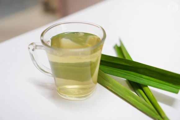 Excelente para o intestino, o chá de capim-limão promove o alívio de gases, inchaço e desconfortos estomacais