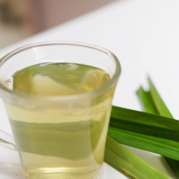 Excelente para o intestino, o chá de capim-limão promove o alívio de gases, inchaço e desconfortos estomacais