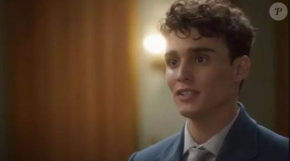 Guto (Pedro Goifman) engatou namoro com Vinícius (Elvis Vittorio) na novela 'Garota do Momento'