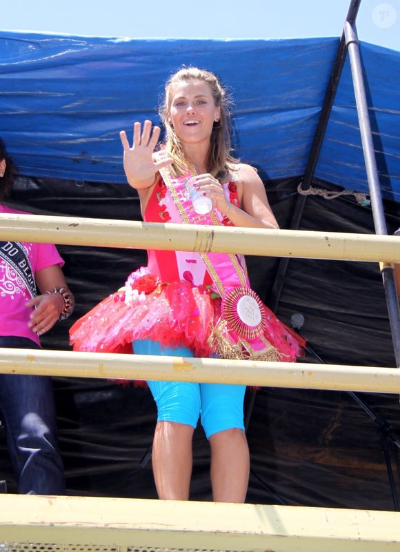 Já em 2011, Carolina Dieckmann estava loira novamente e curtindo um bloco de Preta Gil no Carnaval