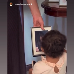 Zezé Di Camargo reagiu ao momento: ‘É o maninho! Você deu beijo nele?’