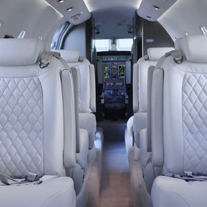 Com poltronas em configuração frente a frente, o interior do avião favorece interação e descanso durante os deslocamentos