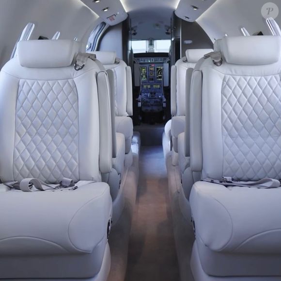 Com poltronas em configuração frente a frente, o interior do avião favorece interação e descanso durante os deslocamentos