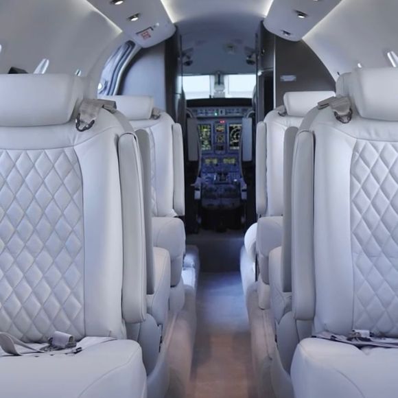 Com poltronas em configuração frente a frente, o interior do avião favorece interação e descanso durante os deslocamentos