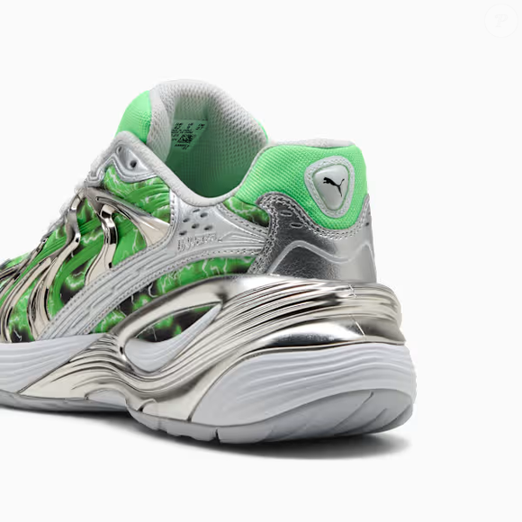 O verde combinado ao prata é um dos elementos que mais chamam atenção no Inverse PUMA x RIPNDIP, trazendo para o calçado uma aparência futurista que conversa com a estética tecnológica dos anos 2000