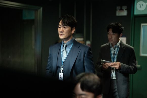 Enquanto isso, o promotor Baek Dong-hun investiga a relação entre as duas e suspeita de que existe algo errado