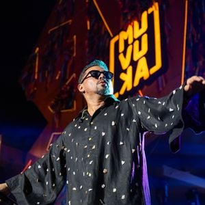 Xand Avião combinou preto e branco em show