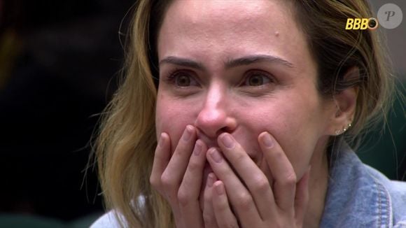 Brothers acompanharam todo o momento de Milena com a mãe no BBB 26 pelo telão; Ana Paula Renault ficou muito emocionada