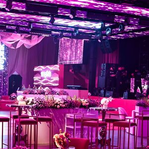 Um mergulho no rosa: flores, LED, veludo e detalhes dourados transformaram a festa da WePin