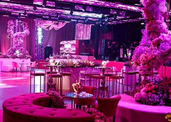 Um mergulho no rosa: flores, LED, veludo e detalhes dourados transformaram a festa da WePin