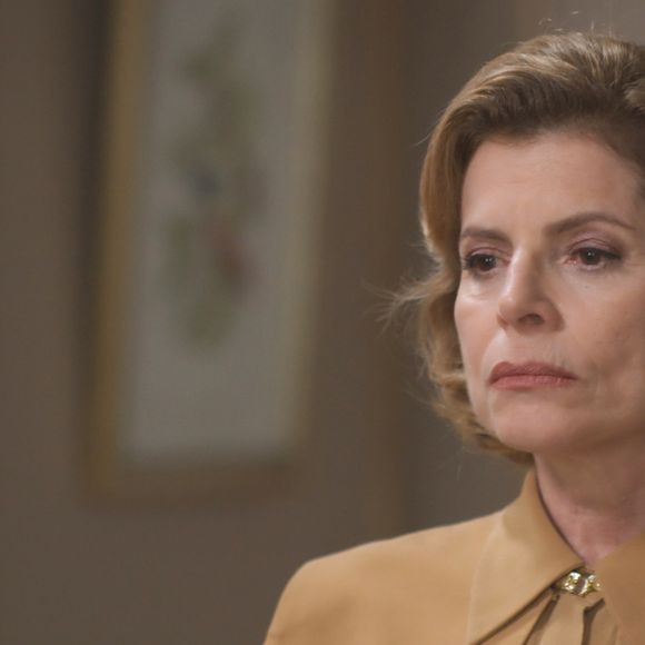 Odete repreende Ana Clara por deixar Leonardo sozinho em casa, e, mesmo na companhia de César (Cauã Reymond) não deixa de pensar no filho mais velho e em como resolver essa situação.