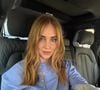 Chiara Ferragni mostra como combinar o azul com camiseta lilás e jeans, criando uma produção casual com duas tonalidades suaves e acessórios marcantes