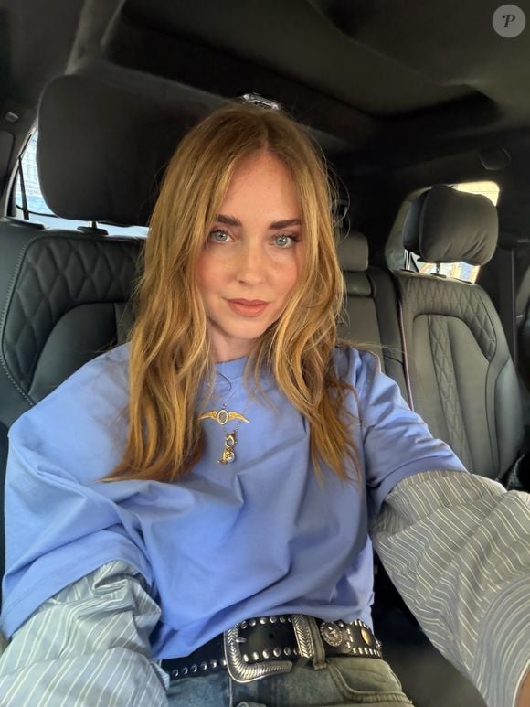 Chiara Ferragni mostra como combinar o azul com camiseta lilás e jeans, criando uma produção casual com duas tonalidades suaves e acessórios marcantes