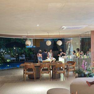 Mansão de Erika Januza conta com um espaço gourmet amplo, onde ela recebe amigos e familiares