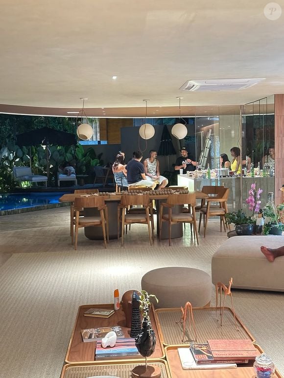 Mansão de Erika Januza conta com um espaço gourmet amplo, onde ela recebe amigos e familiares