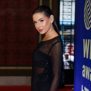 Uma das homenageadas do WME Awards by Billboard Brasil, Ana Castela passou pelo red carpet do prêmio nesta terça-feira (17)