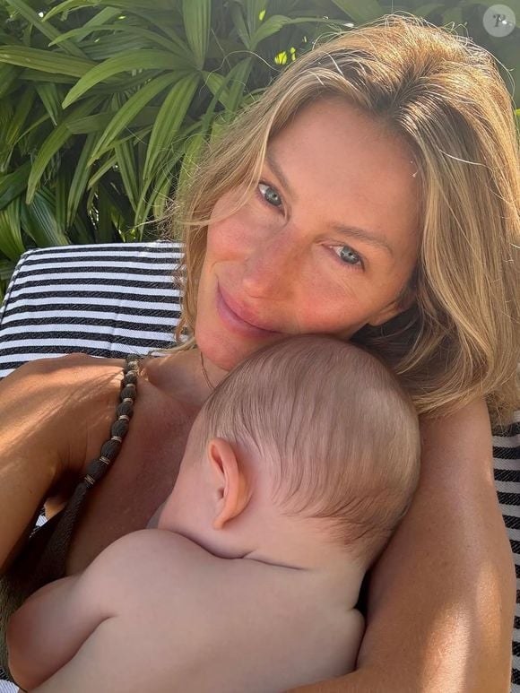 Gisele Bündchen aparece sem maquiagem em uma foto rara com filho caçula